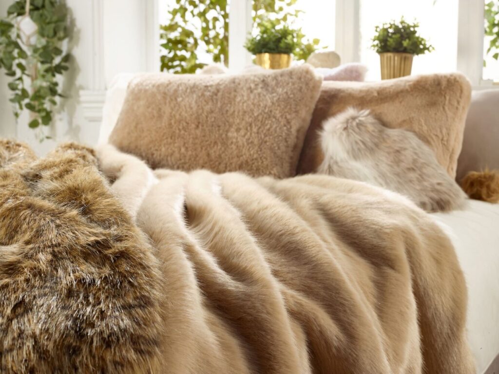 How Faux Fur Bedding Sets Bring Warmth and Texture to Minimalist Bedrooms